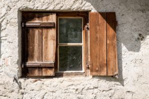 Vyměňte dřevěná okna za plastová