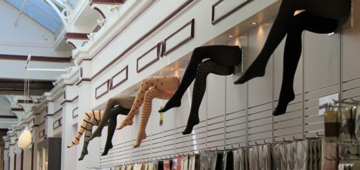 Tři outfity, v nichž hrají hlavní roli puntíkované punčošky