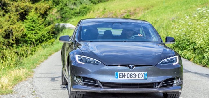 Kterými auty nyní jezdí Elon Musk, šéf automobilky Tesla?