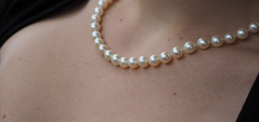 Vybíráme perlový náhrdelník. Darujte své partnerce luxus