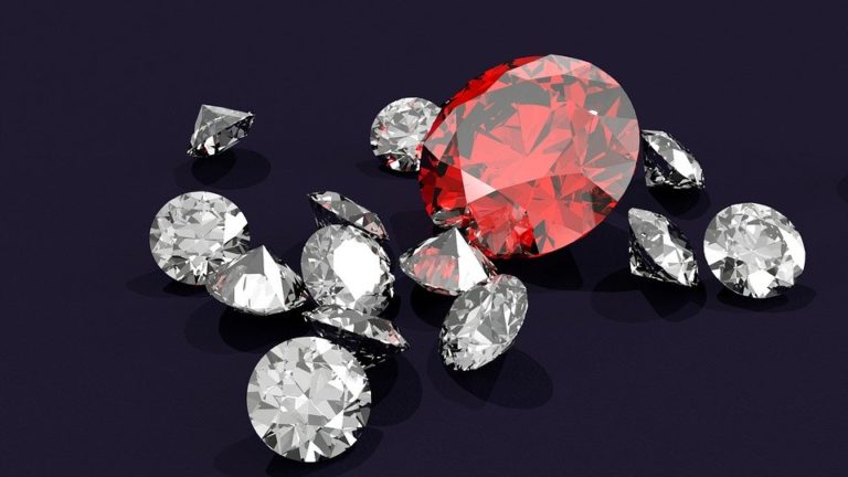Jak poznat, jestli držíte v rukou diamant za statisíce nebo padělek za pár kaček