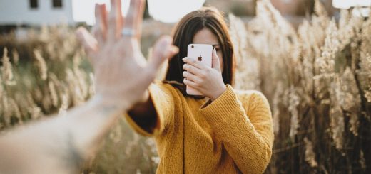 Podzimní šatník plný svetrů. Jaký musí mít ve vašem místo a který už nikoliv?