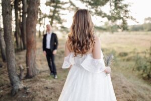 Svatební šaty pro rok 2022: Vede krajka i pastelové odstíny