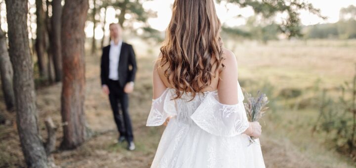 Svatební šaty pro rok 2022: Vede krajka i pastelové odstíny