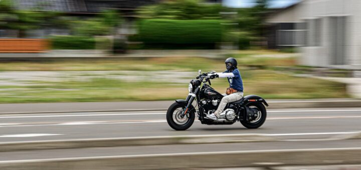 Výhody a nevýhody různých typů motorkářských bund