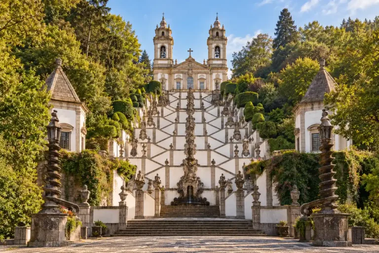 AI ilustrace: monumentální schodiště se svatyní inspirované Bom Jesus do Monte u Bragy.