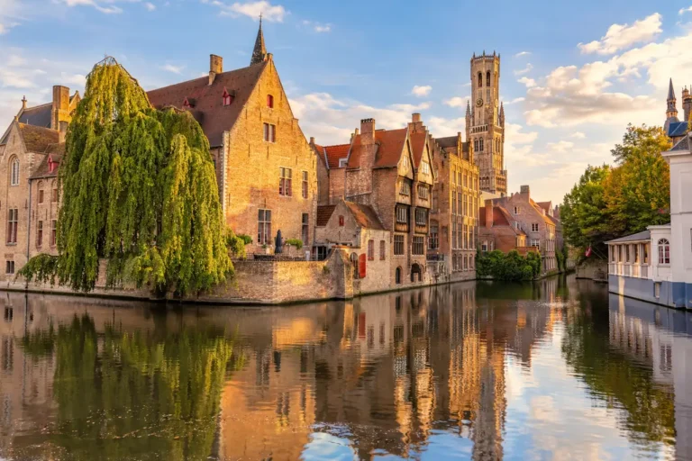 AI ilustrace: kanál s cihlovými domy a městskou věží inspirovaný Bruggami.