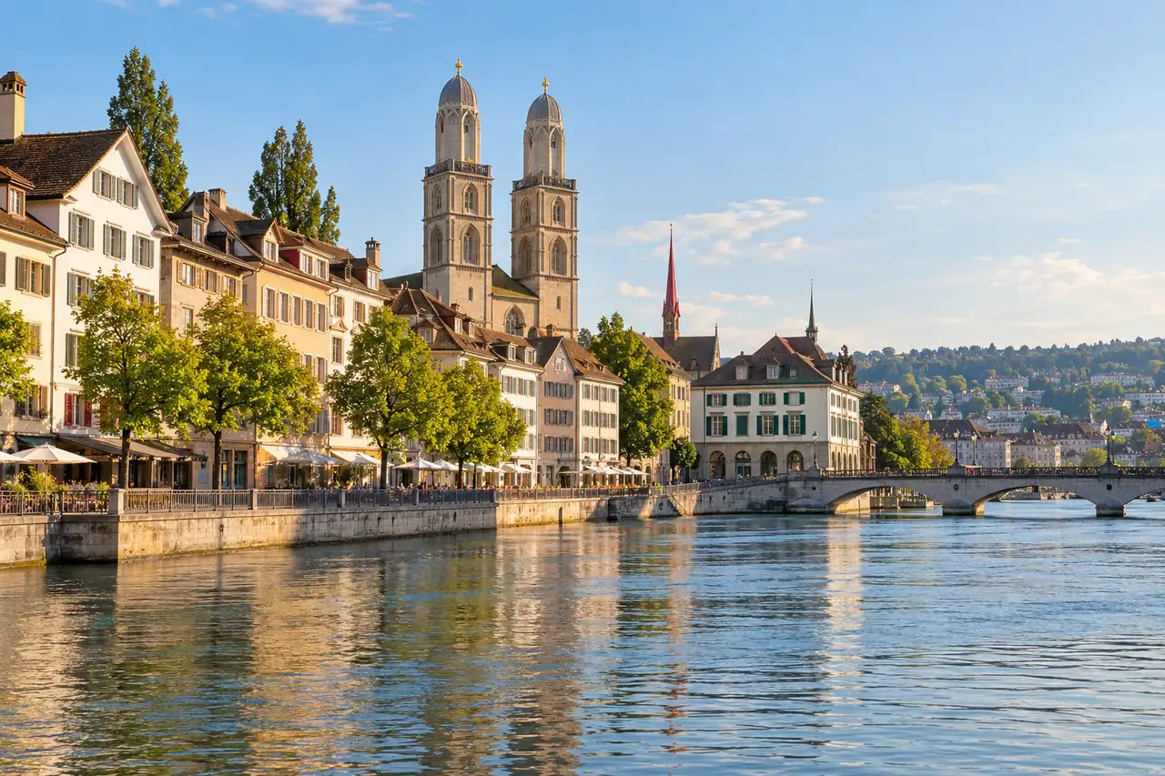 AI ilustrace: Limmat s historickými domy a dvojicí kostelních věží inspirovaný Curychem.