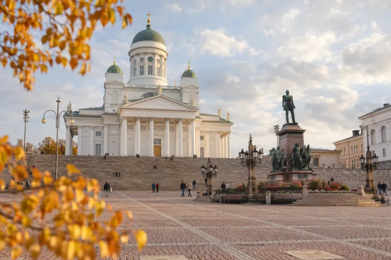 Návštěvníci procházejí charakteristickou ulicí města Helsinky; ilustrační obrázek.