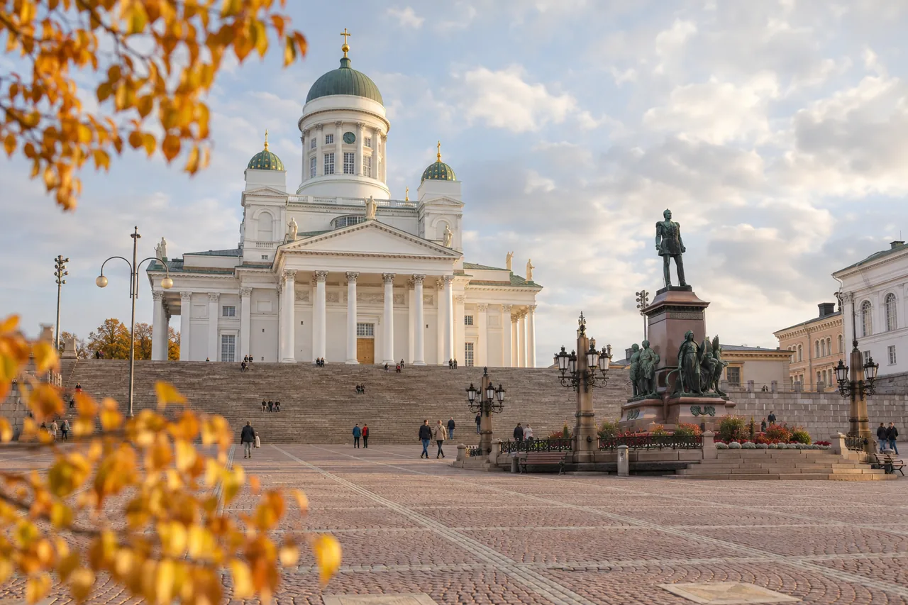 Návštěvníci procházejí charakteristickou ulicí města Helsinky; ilustrační obrázek.