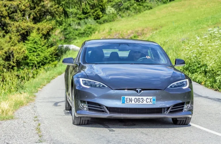Kterými auty nyní jezdí Elon Musk, šéf automobilky Tesla?