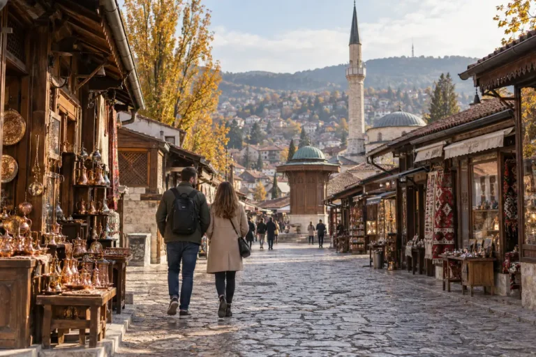 Cestovatelé procházejí centrem města Sarajevo; ilustrační obrázek.
