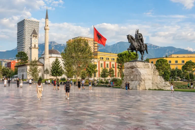 Cestovatelé procházejí centrem města Tirana; ilustrační obrázek.