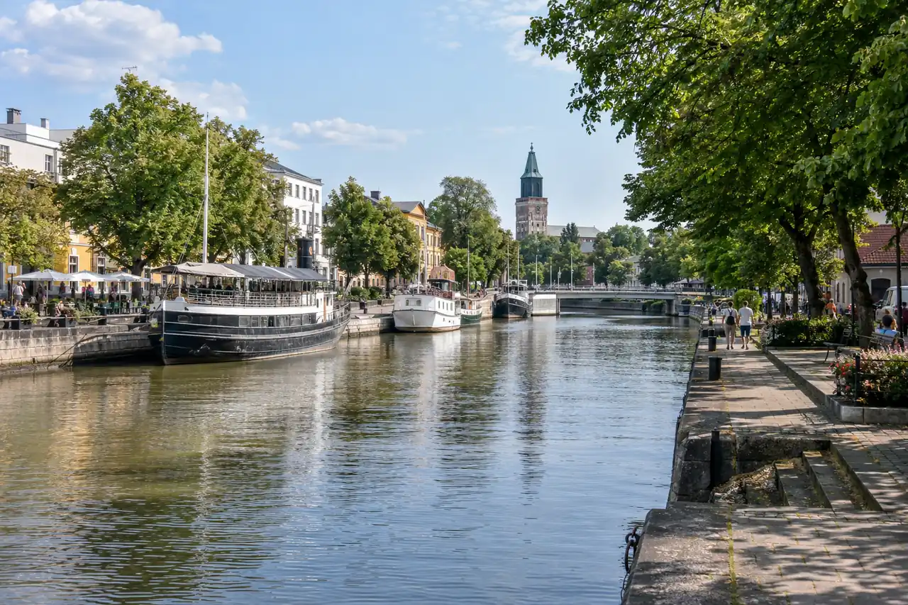 AI ilustrace: řeka a zelené nábřeží inspirované Turku.